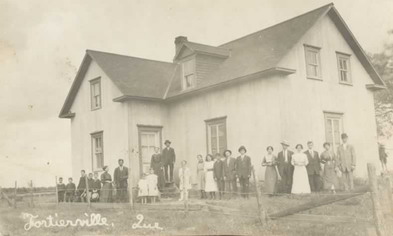 [ Maison du rang St-Sauveur, Sainte-Philomne de Fortierville, La famille et les voisins ont mis leurs habits du dimanche pour prendre la pose., Inconnu, Comit touristique et culturel de Fortierville  ]