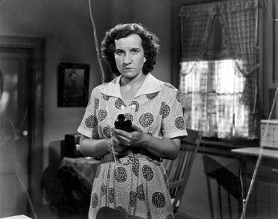 [ Marie-Louise tient le flacon de mdicaments de Delphine, Alliance cinmatographique canadienne/France-Film, Cinmathque qubcoise  ]